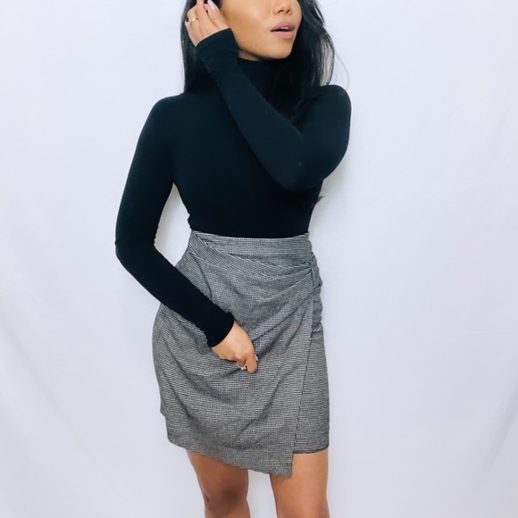 Club Monaco | Black and White Houndstooth Faux Wrap High Waist Mini Skirt 0 - Picture 9 of 14